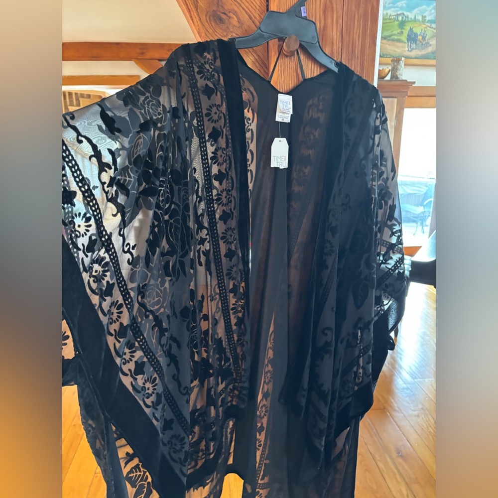Time and Tru Black Sheer Kimono with Elegant Floral Pattern